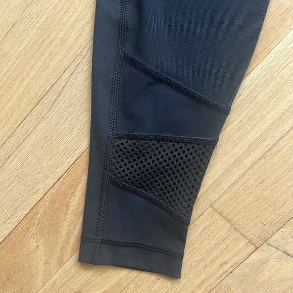 LULULEMON size 6 women’s black leggings with textured pattern - Picture 5 of 9